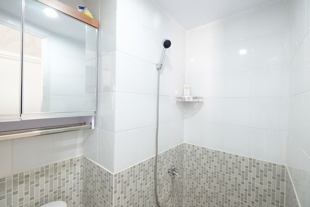 Джакарта: Cozy And Homey Green Pramuka City Apartment