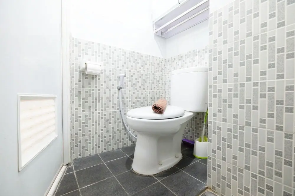 Джакарта: Cozy And Homey Green Pramuka City Apartment
