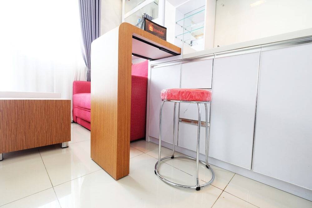 Джакарта: Cozy And Homey Green Pramuka City Apartment