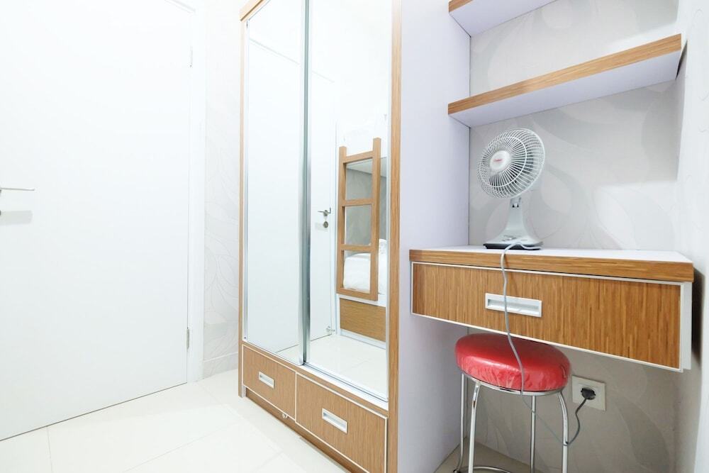 Джакарта: Cozy And Homey Green Pramuka City Apartment