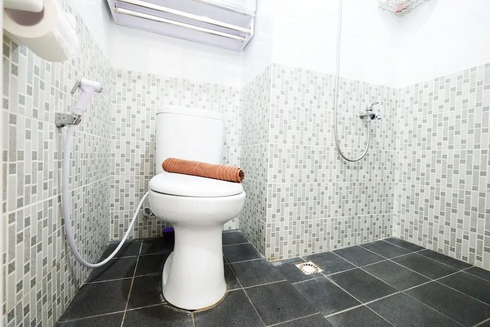 Джакарта: Cozy And Homey Green Pramuka City Apartment
