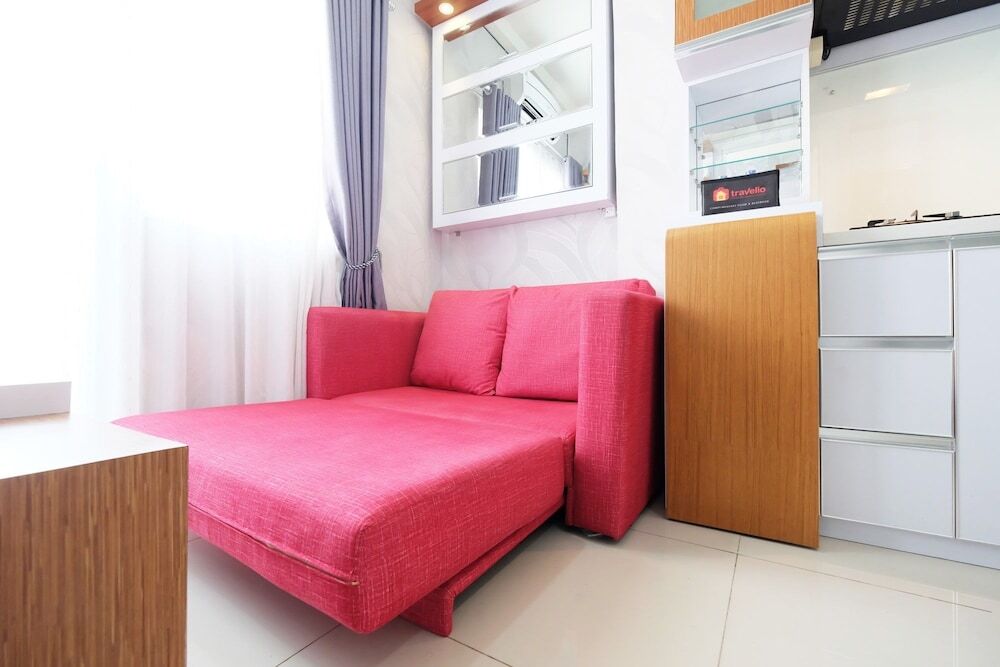 Джакарта: Cozy And Homey Green Pramuka City Apartment
