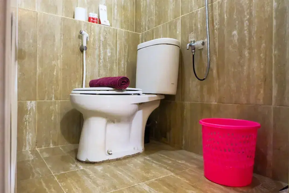 Джакарта: New Furnished with Sofa Bed Green Pramuka Apartment