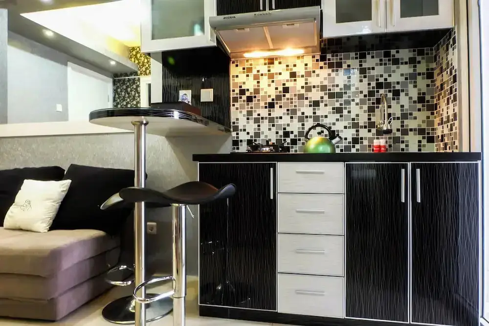 Джакарта: New Furnished with Sofa Bed Green Pramuka Apartment