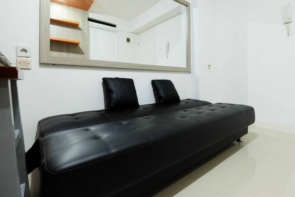 Джакарта: Relax and Enjoy in a Comfy Bassura City Apartment