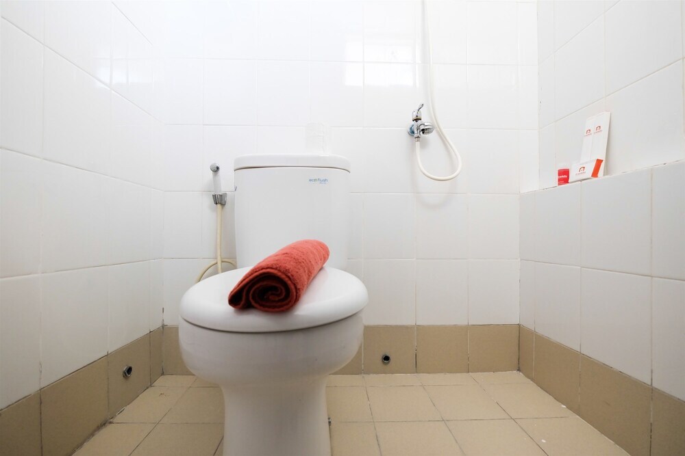 Джакарта: Relax and Enjoy in a Comfy Bassura City Apartment