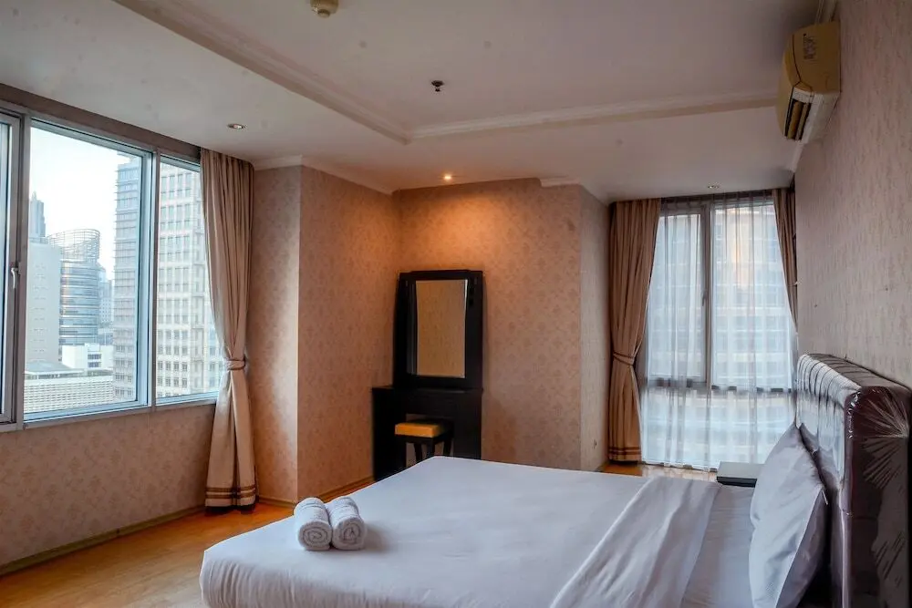 Джакарта: Spacious FX Residence with Mall Access