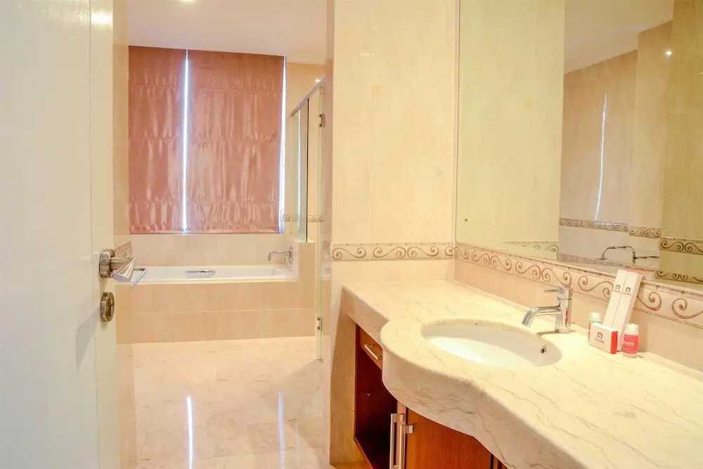 Джакарта: Spacious FX Residence with Mall Access