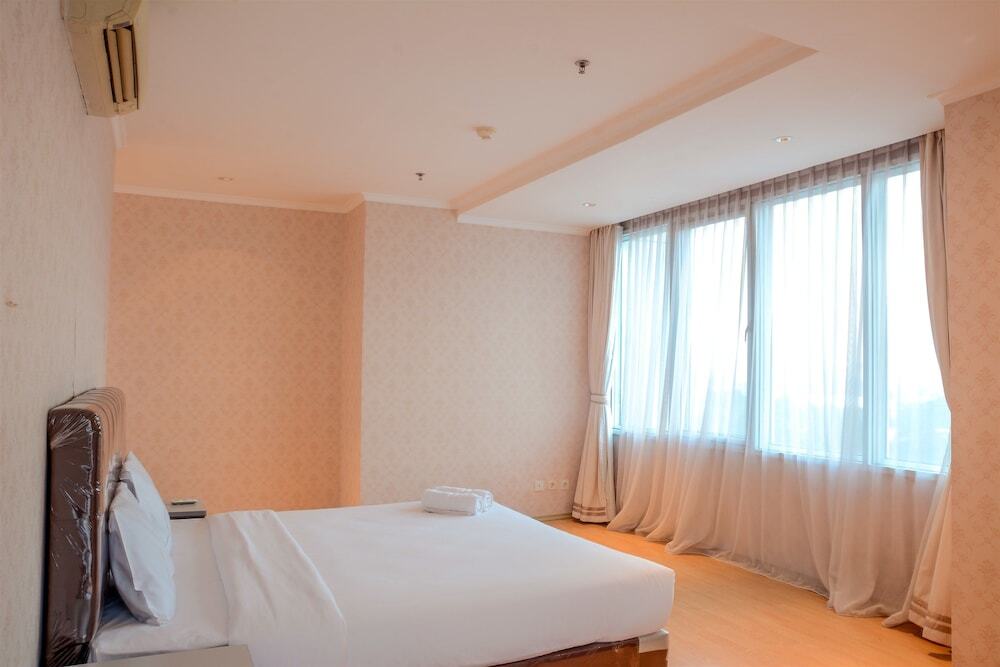 Джакарта: Spacious FX Residence with Mall Access