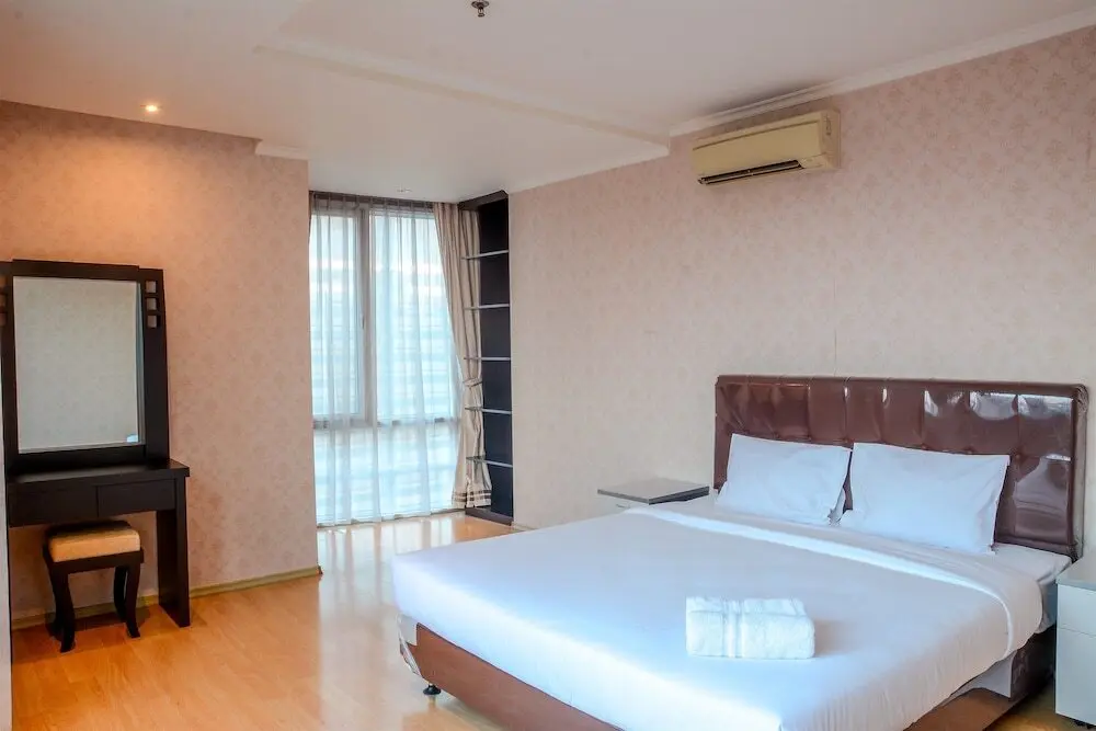 Джакарта: Spacious FX Residence with Mall Access