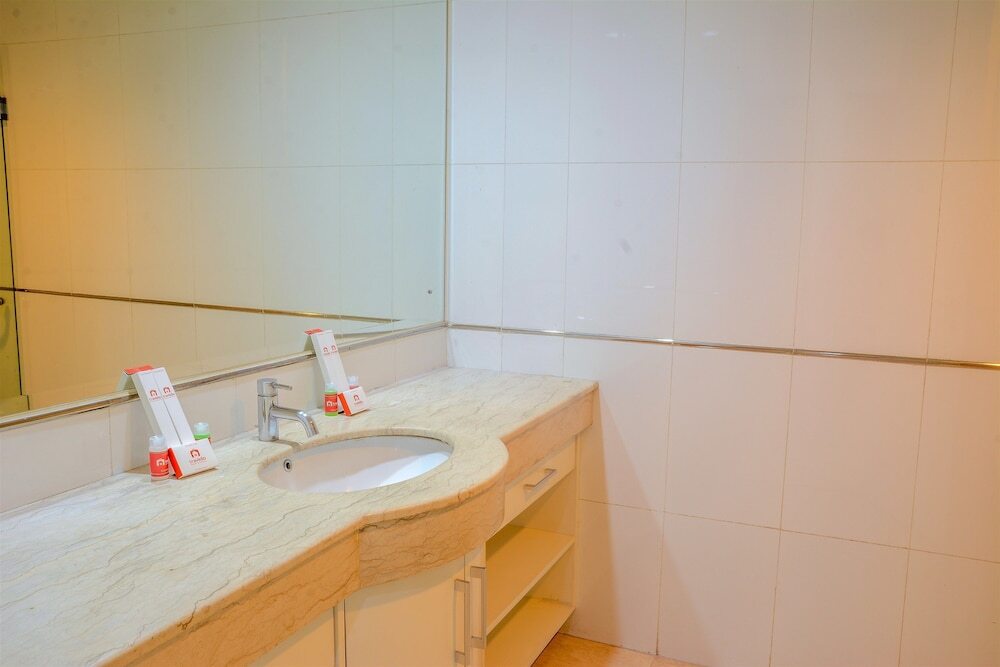 Джакарта: Spacious FX Residence with Mall Access