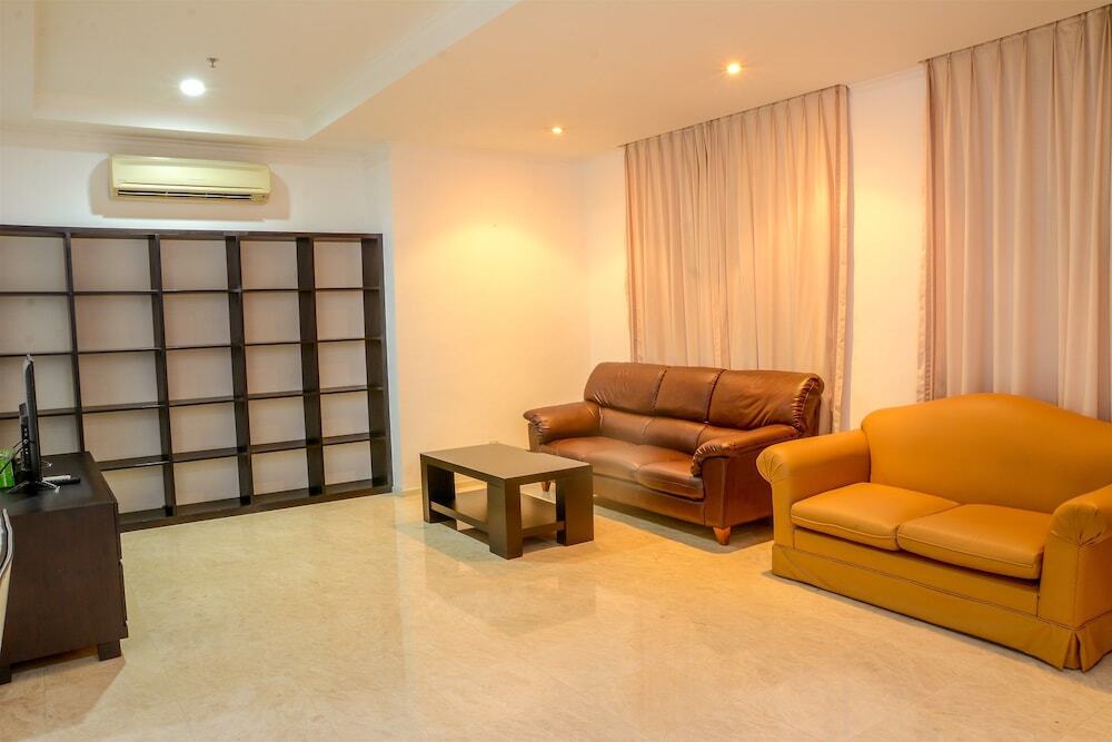 Джакарта: Spacious FX Residence with Mall Access