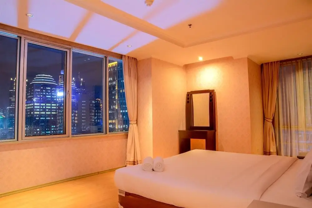 Spacious FX Residence with Mall Access — фото 1