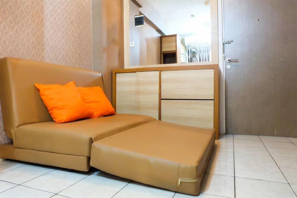 Джакарта: Pool View Apartment Green Pramuka