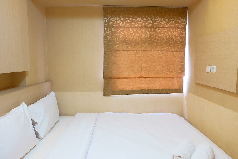 Джакарта: With Access To Shopping Center at Kalibata Apartment