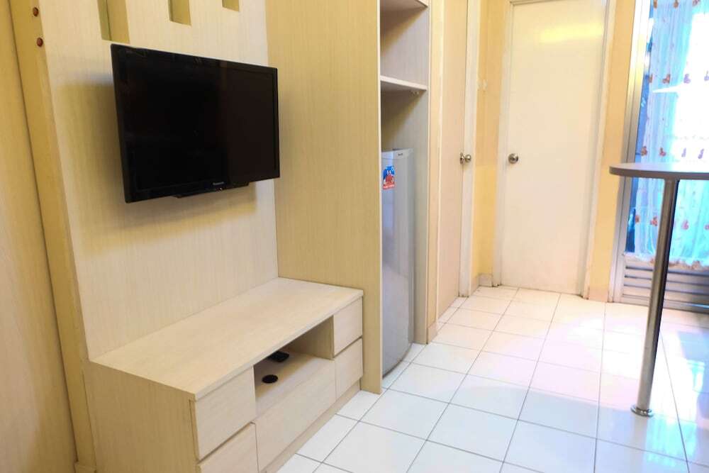 Джакарта: With Access To Shopping Center at Kalibata Apartment
