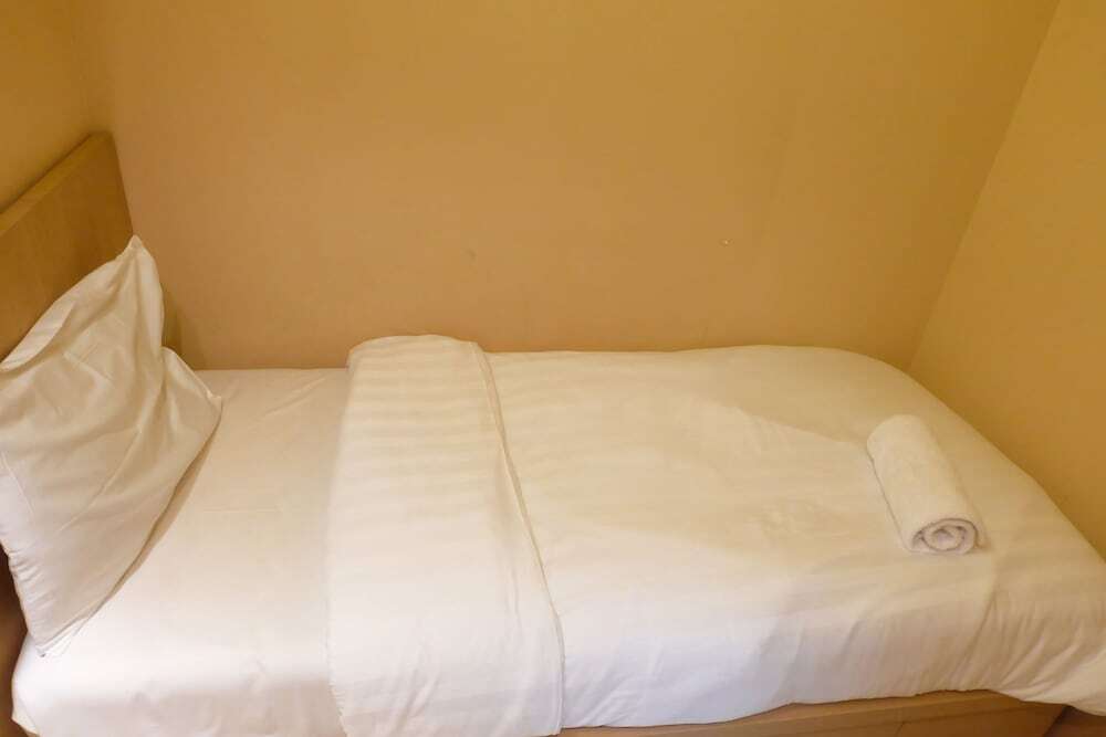 Джакарта: With Access To Shopping Center at Kalibata Apartment