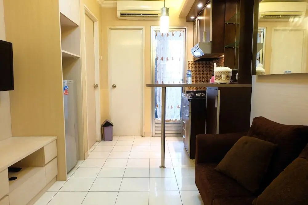 Джакарта: With Access To Shopping Center at Kalibata Apartment