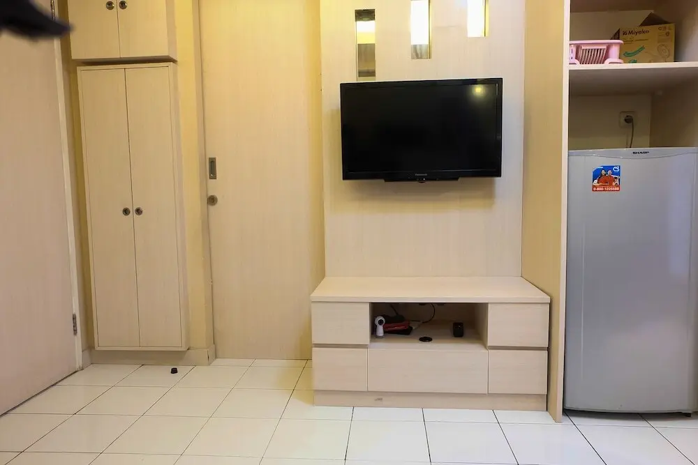 Джакарта: With Access To Shopping Center at Kalibata Apartment
