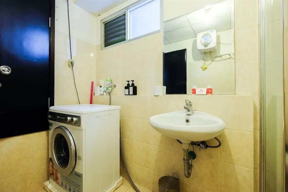 Джакарта: Pool View @ The Wave Apartment near Epicentrum Kuningan