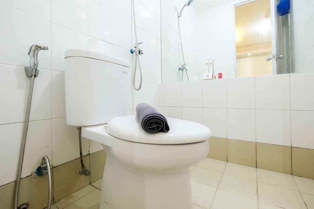 Джакарта: Pool View Bassura City Apartment
