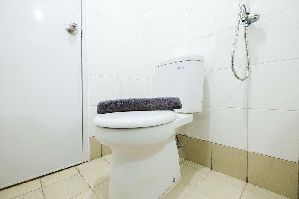 Джакарта: Pool View Bassura City Apartment