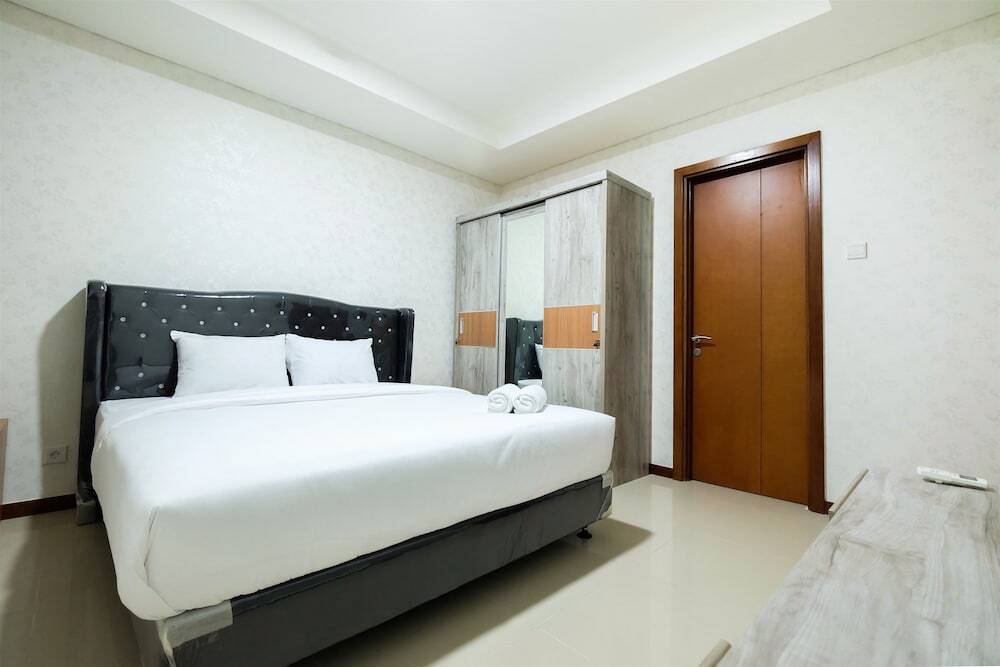 Джакарта: Premium Condominium Green Bay Apartment
