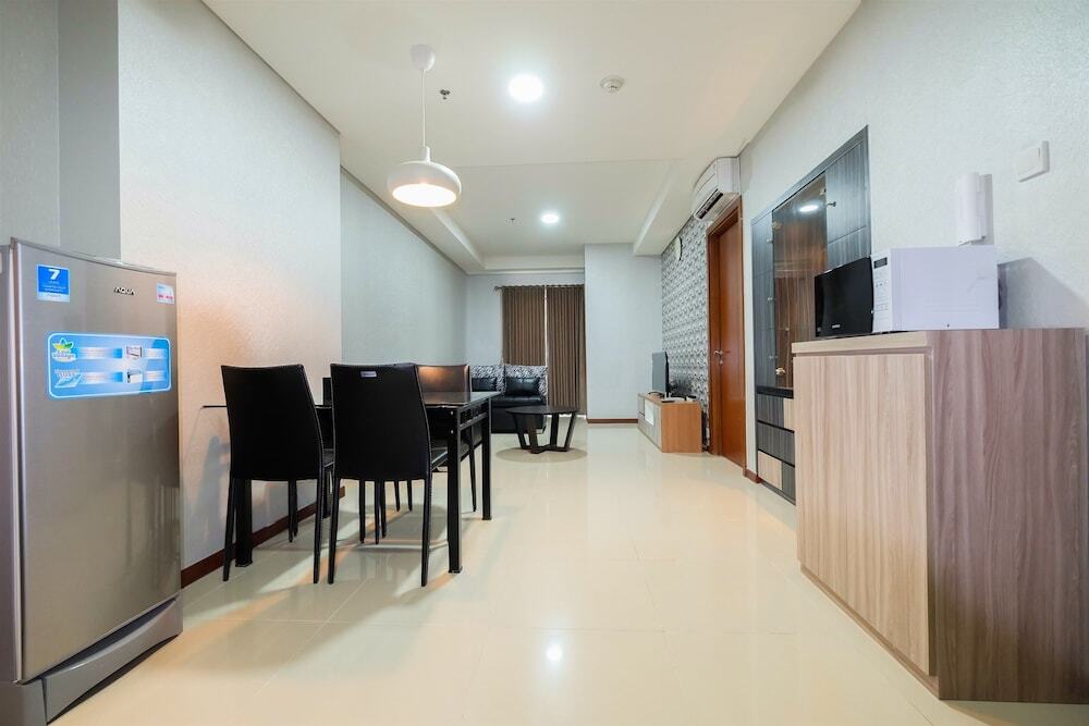 Джакарта: Premium Condominium Green Bay Apartment