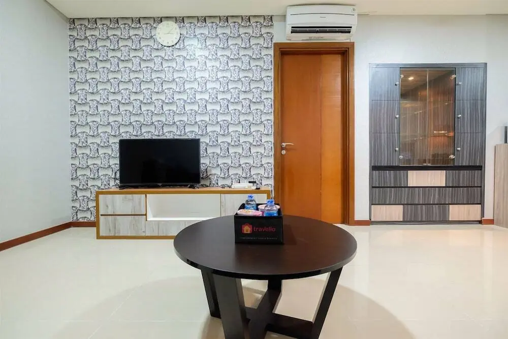 Джакарта: Premium Condominium Green Bay Apartment