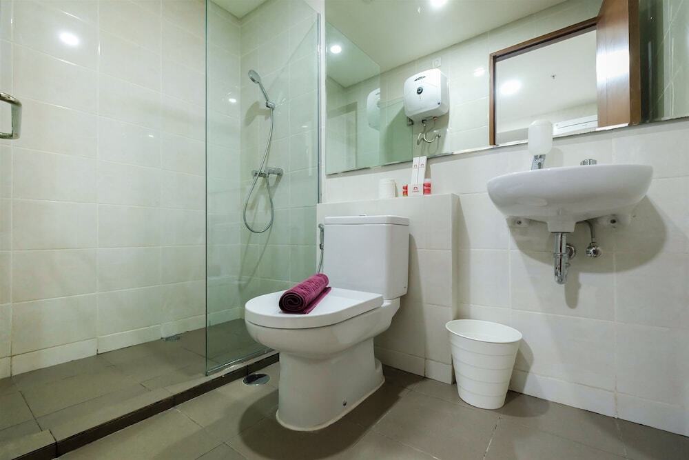 Джакарта: Premium Condominium Green Bay Apartment