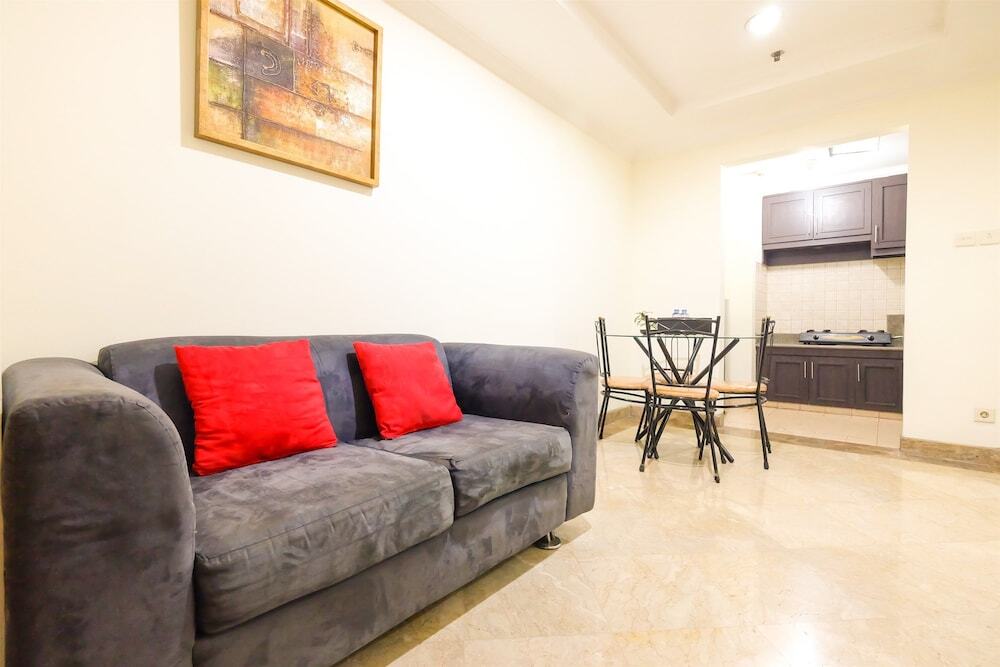 Джакарта: Exclusive Riverside Pluit Apartment