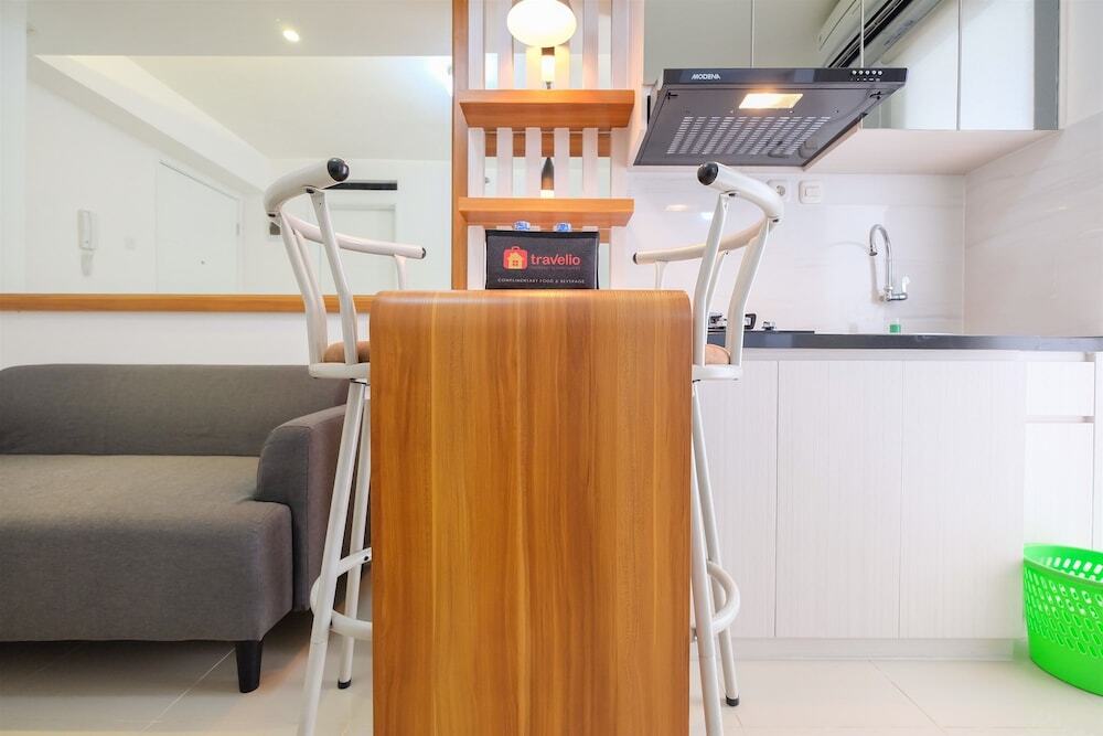 Джакарта: Compact Bassura City Apartment near Jatinegara