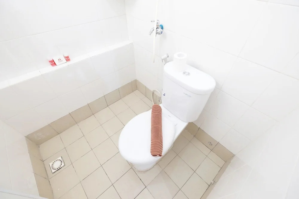 Джакарта: Spacious and Cozy Bassura City Apartment