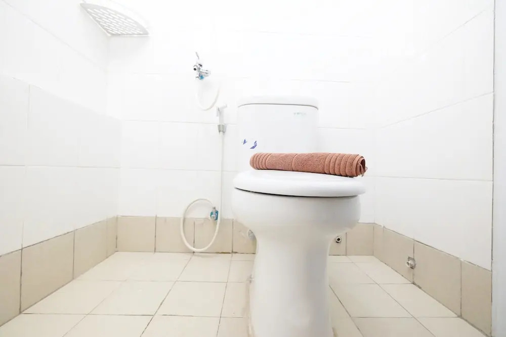 Джакарта: Spacious and Cozy Bassura City Apartment