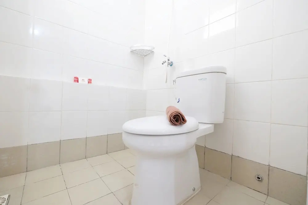 Джакарта: Spacious and Cozy Bassura City Apartment
