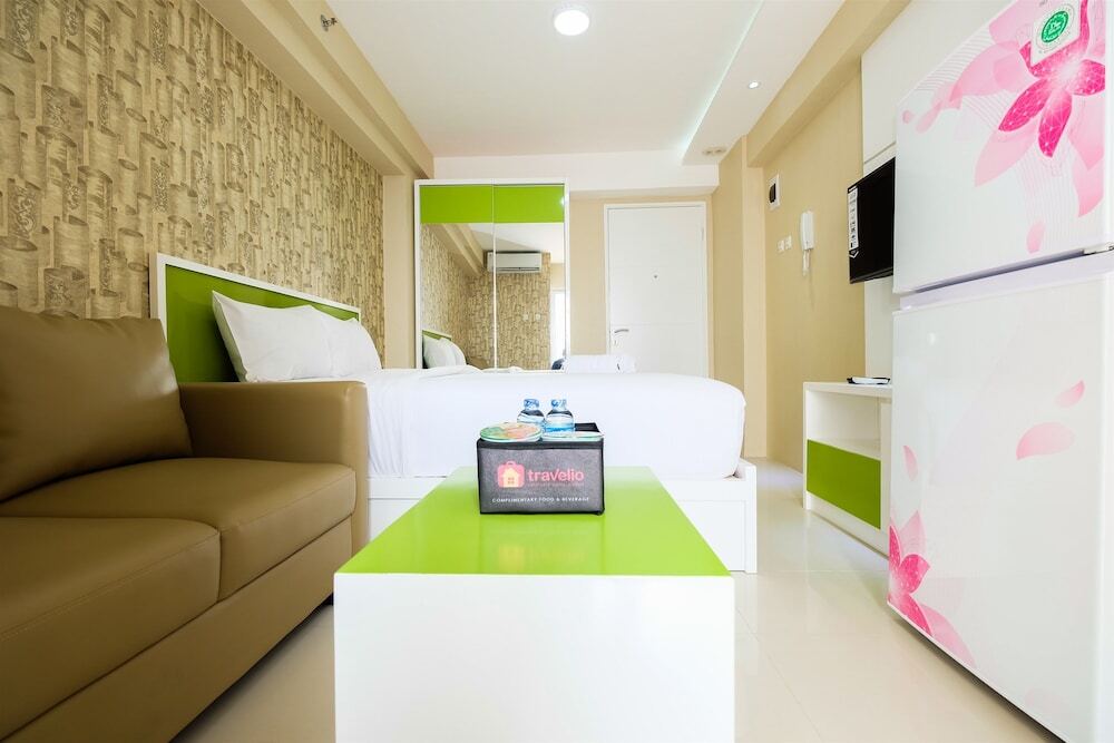 Джакарта: Modern and Minimalist Studio Bassura City Apartment