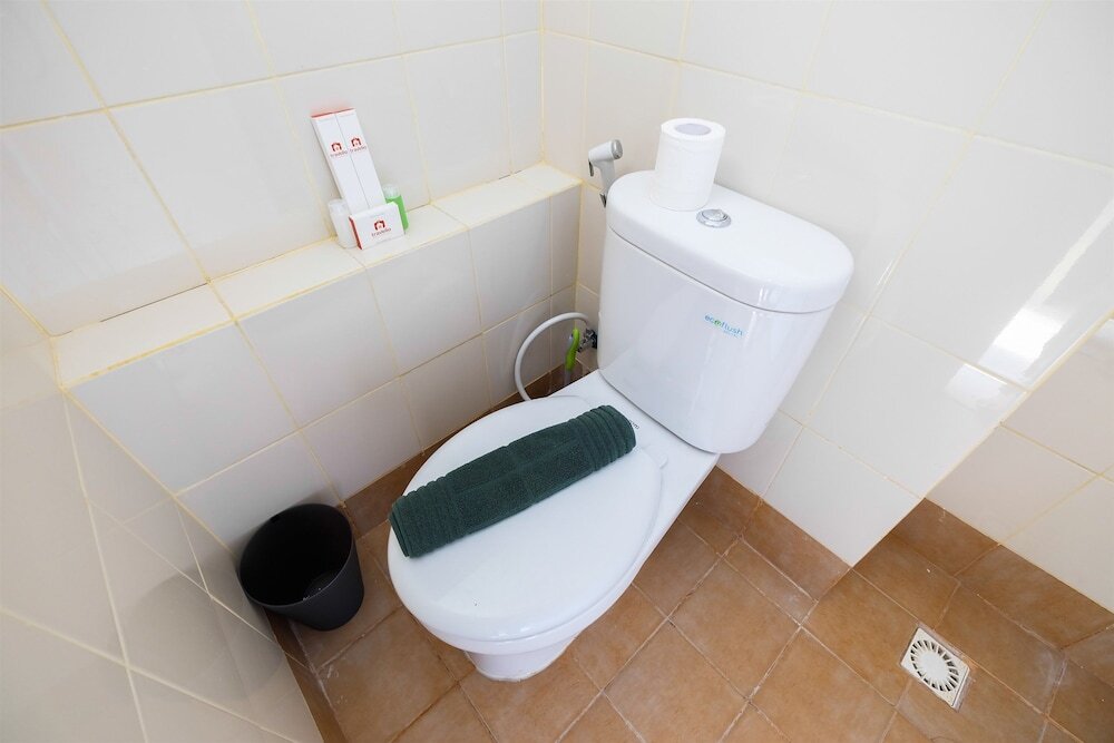 Джакарта: Modern and Minimalist Studio Bassura City Apartment