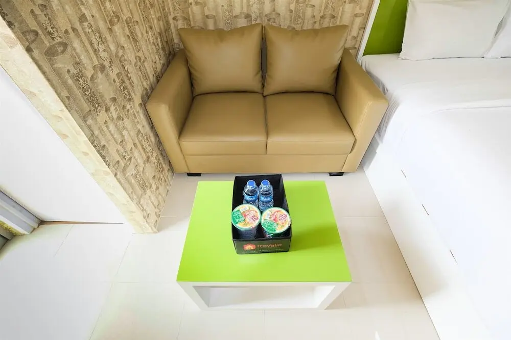 Джакарта: Modern and Minimalist Studio Bassura City Apartment