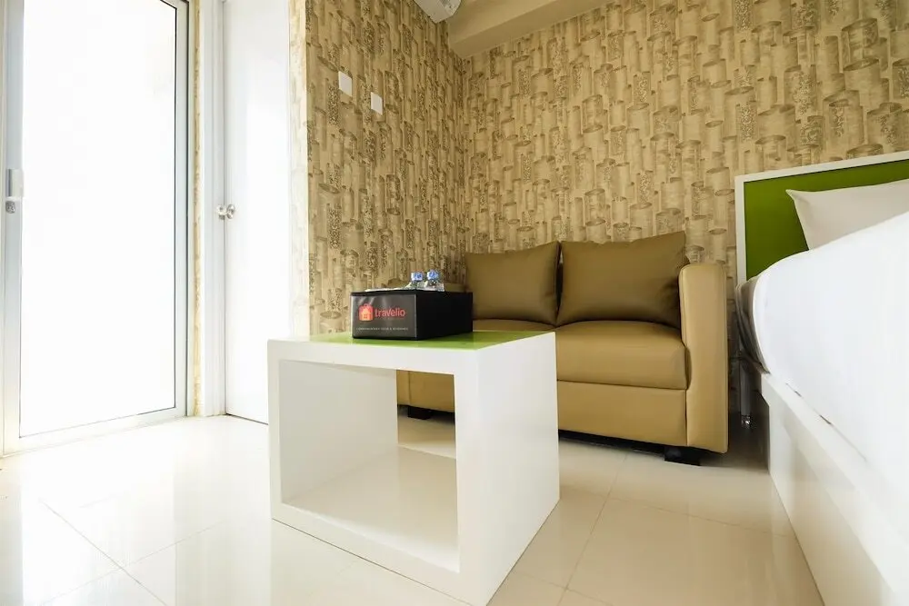 Джакарта: Modern and Minimalist Studio Bassura City Apartment