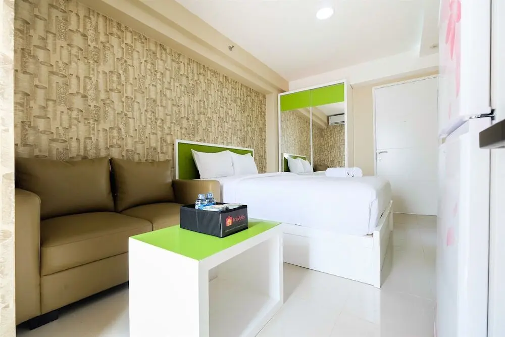 Джакарта: Modern and Minimalist Studio Bassura City Apartment
