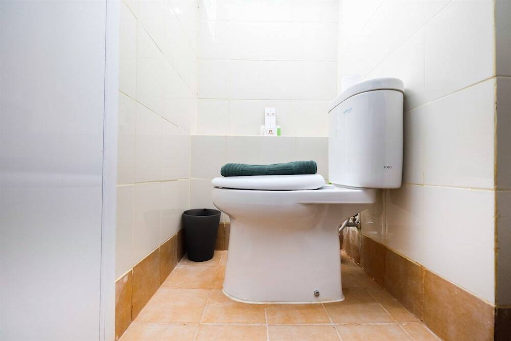 Джакарта: Modern and Minimalist Studio Bassura City Apartment