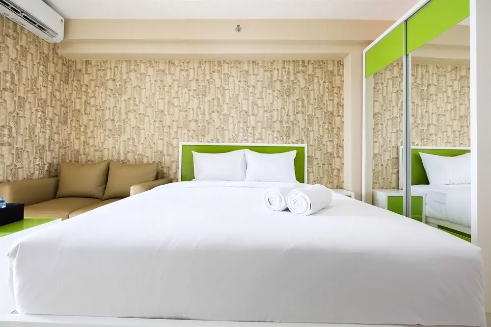 Джакарта: Modern and Minimalist Studio Bassura City Apartment