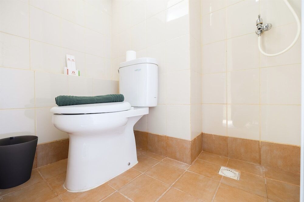 Джакарта: Modern and Minimalist Studio Bassura City Apartment