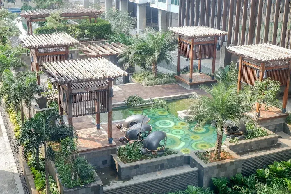 Джакарта: Cozy Pool View Kemang Village Residence Apartment with Direct Access to Mall