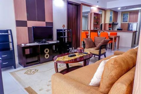 Cozy Pool View Kemang Village Residence Apartment with Direct Access to Mall — фото 1