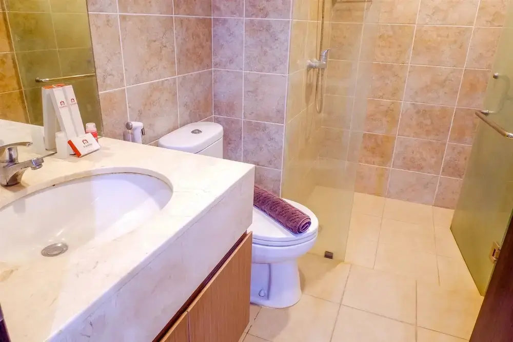 Джакарта: Cozy Pool View Kemang Village Residence Apartment with Direct Access to Mall