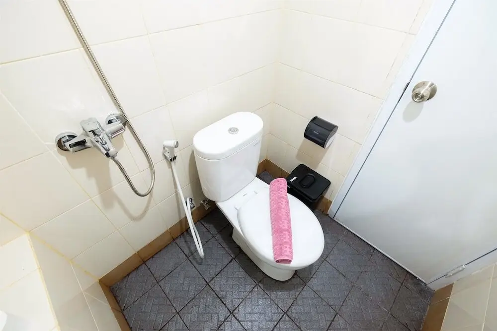 Джакарта: Modern Room Bassura City Apartment