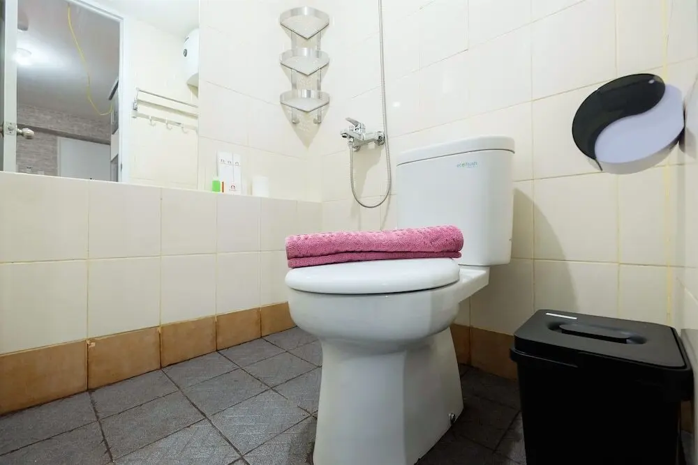 Джакарта: Modern Room Bassura City Apartment
