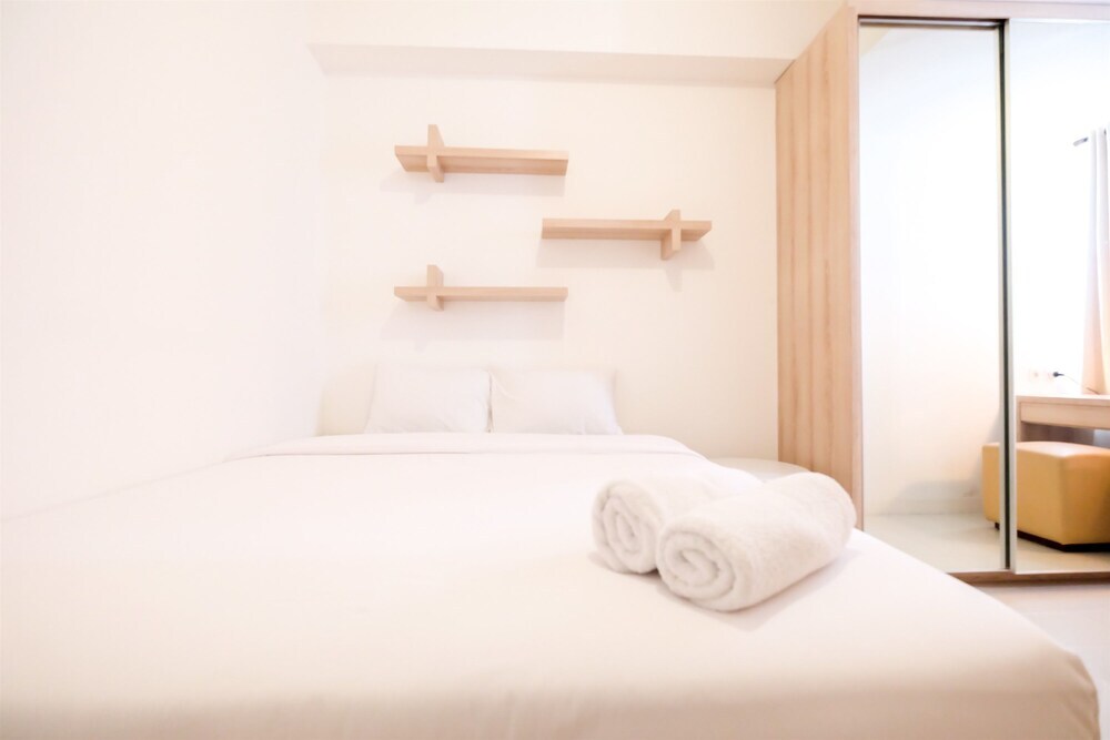 Джакарта: Comfy Connected to Mall at Bassura City Apartment