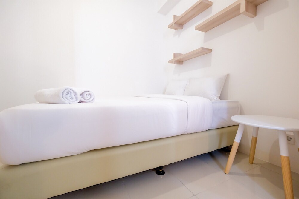 Джакарта: Comfy Connected to Mall at Bassura City Apartment
